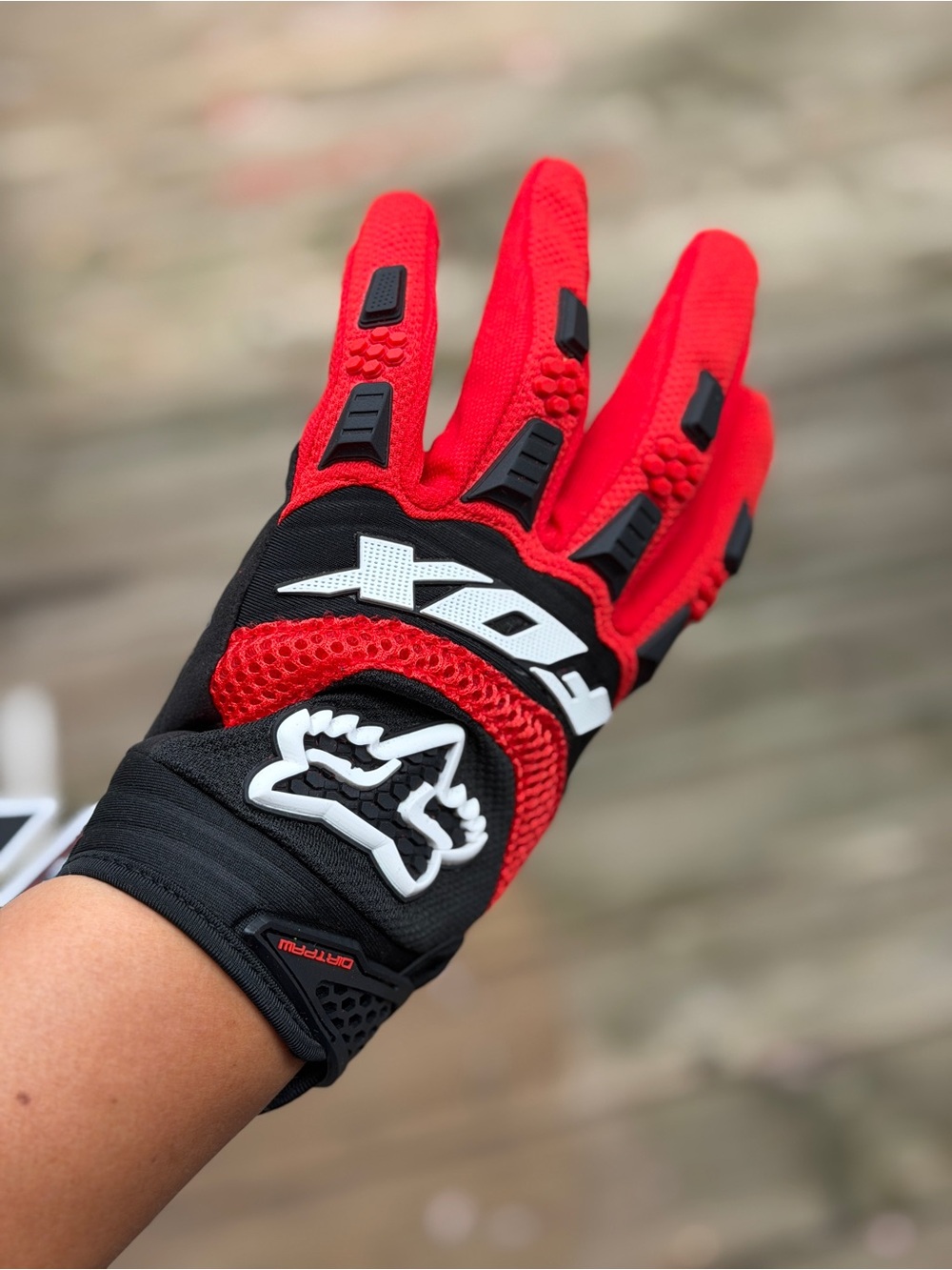 Gloves - Picture 3 of 11